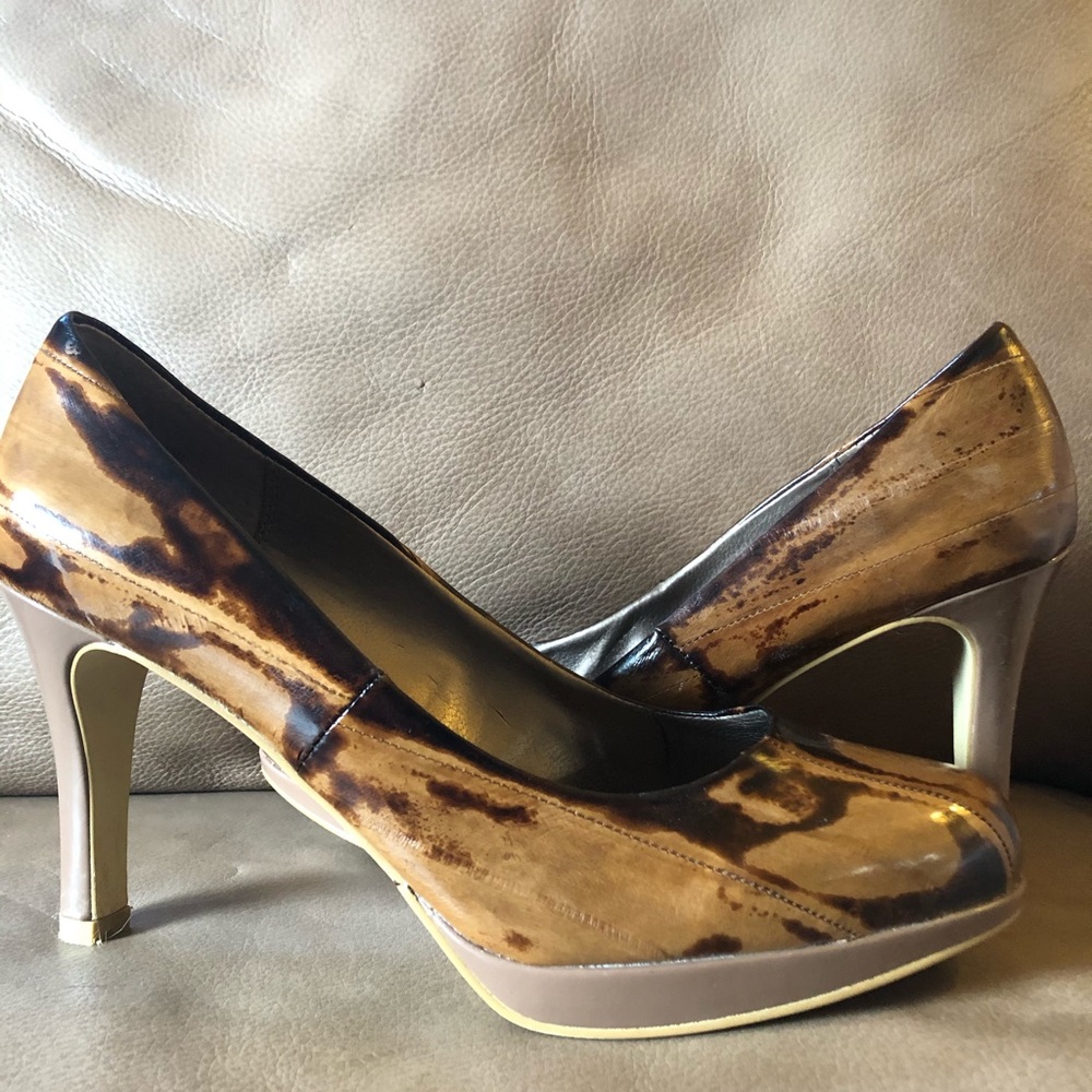 Beige two toned pump.